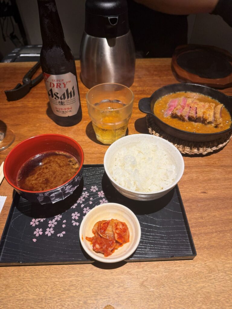 Un vassoio teishoku con tonkatsu, riso bianco, zuppa di miso e sottaceti