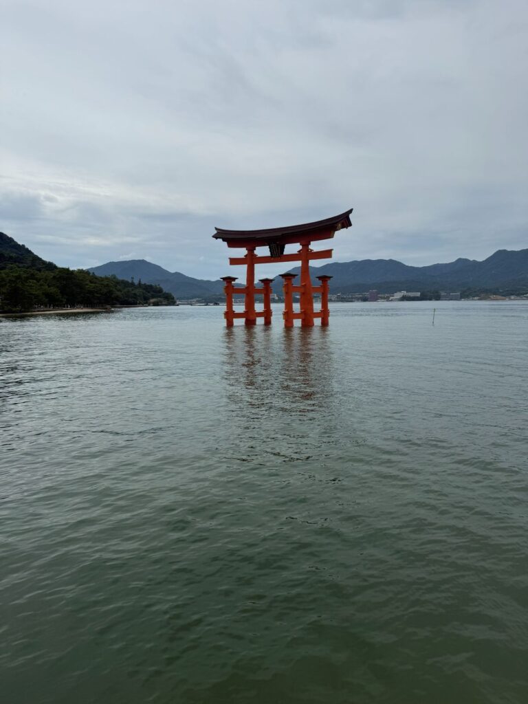 Il grande torii di Itsukushima visto frontalmente con la marea alta