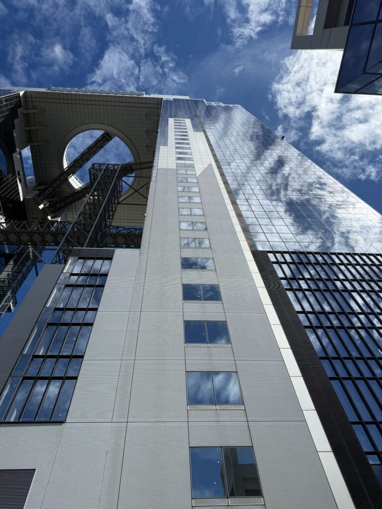 Le due torri dell Umeda Sky Building di Osaka viste dal basso