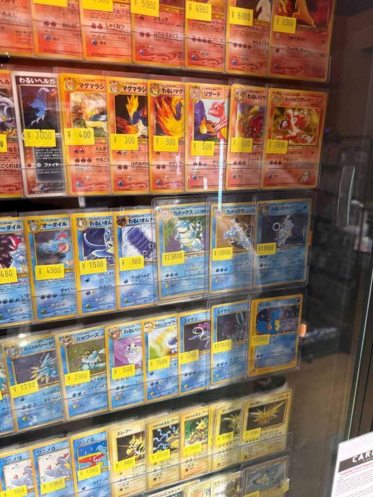Una vetrina con carte Pokemon giapponesi vintage e i prezzi esposti