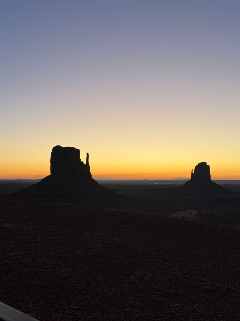 Il cielo arancione dell alba dietro la sagoma scura delle Mittens