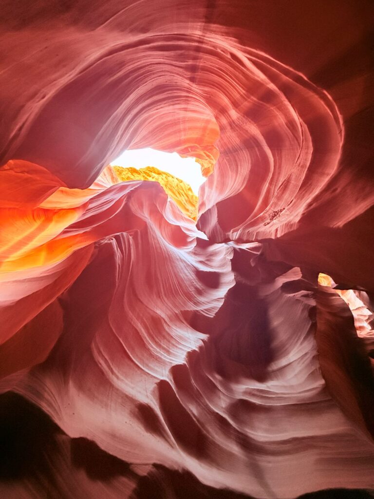 Le curve e le pieghe dell arenaria dentro Antelope Canyon