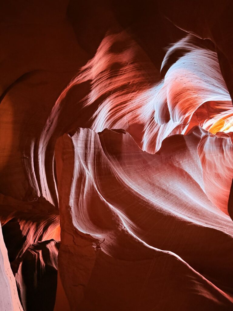Un fascio di luce che illumina le pareti interne di Antelope Canyon
