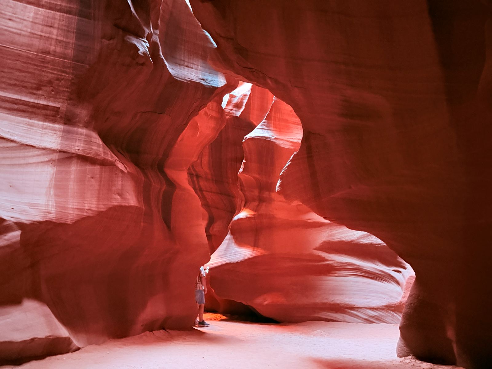 Una persona in piedi dentro Antelope Canyon du{E0} la scala delle pareti