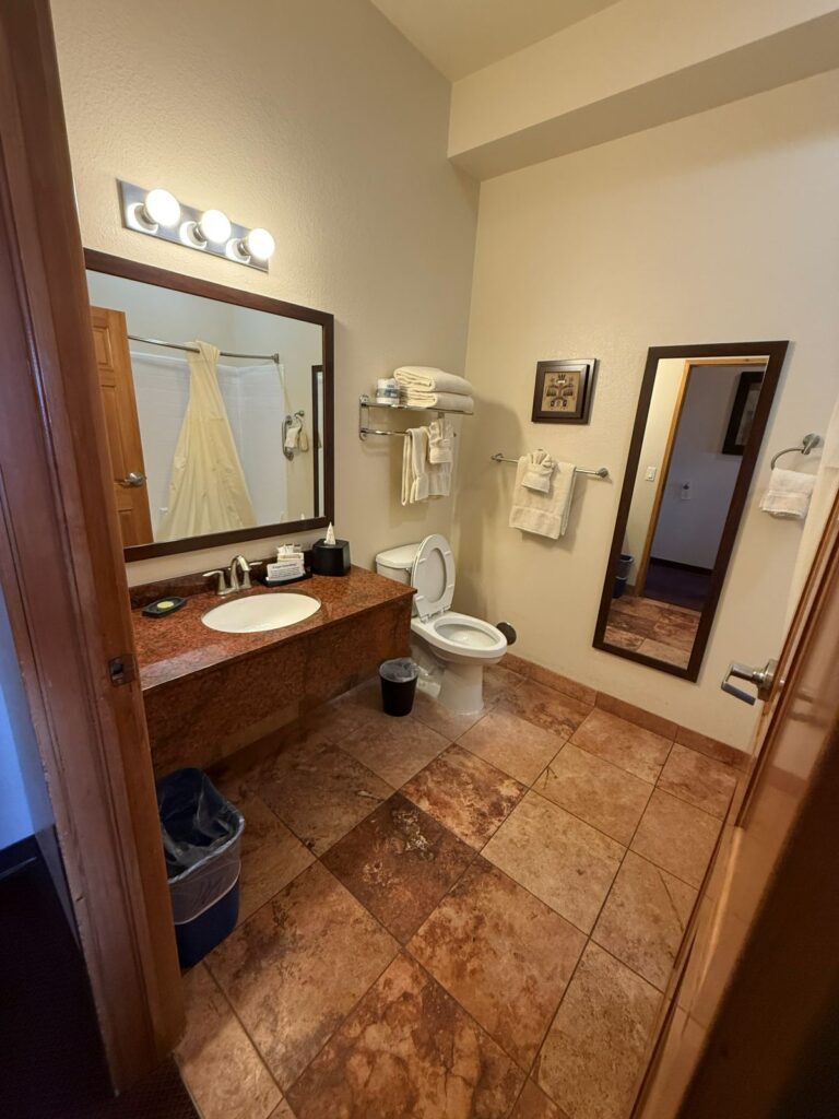Il bagno di una camera del The View Hotel con piastrelle in pietra