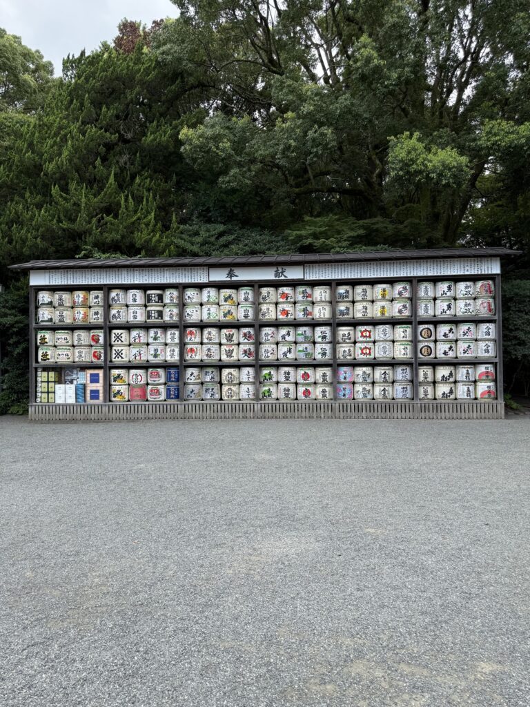 Muro di barili di sake donati al santuario Tsurugaoka Hachimangu