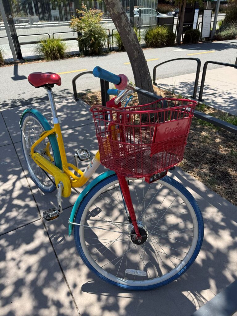 Una bicicletta con i colori di Google parcheggiata nel campus