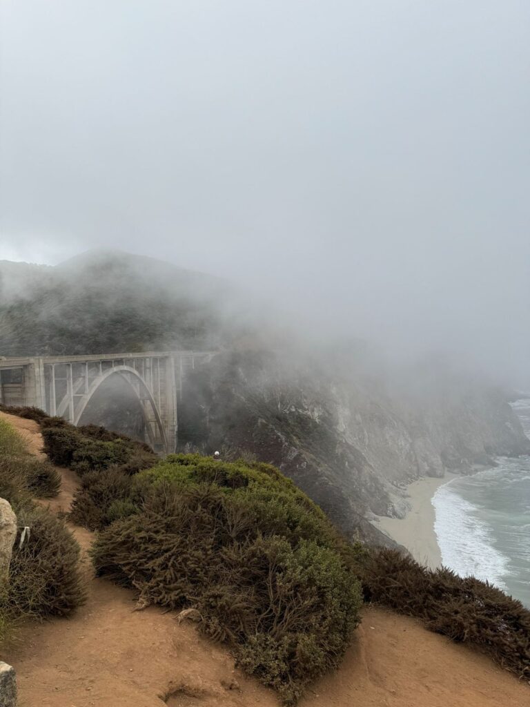 Il Bixby Bridge avvolto dalla nebbia lungo la costa di Big Sur