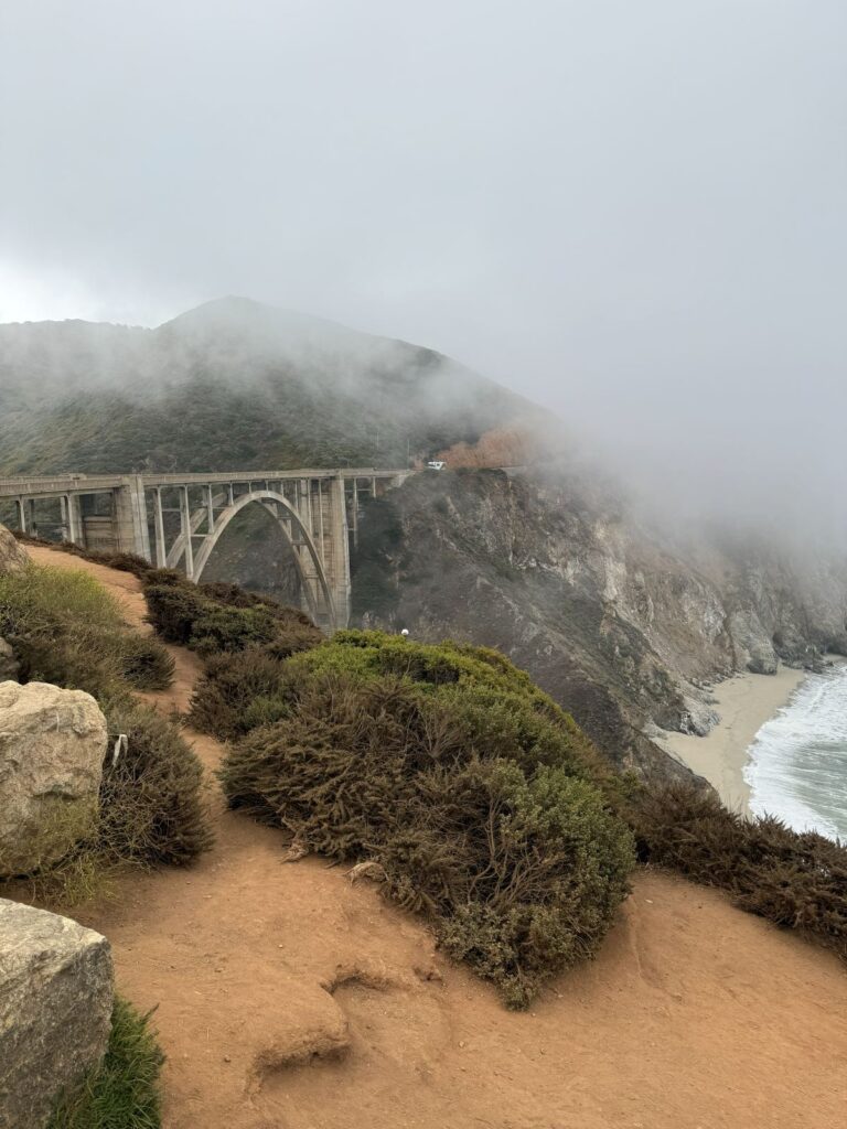 Il Bixby Bridge di Big Sur avvolto dalla nebbia sopra la scogliera
