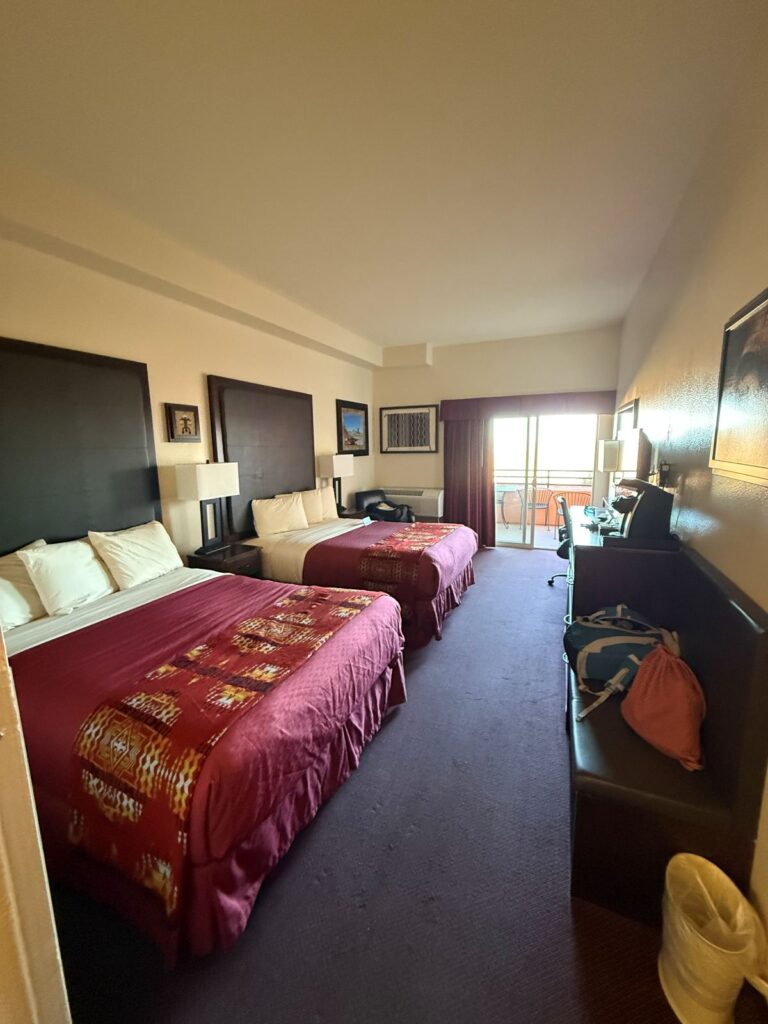 Una camera con due letti matrimoniali al The View Hotel