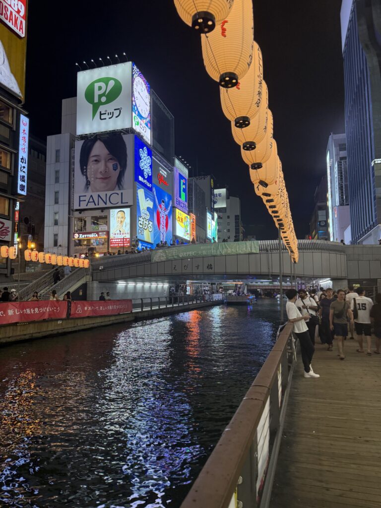 Canale di Dotonbori con lanterne appese e insegne luminose sullo sfondo