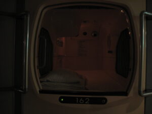Capsule Hotel a Tokyo: Come Funzionano e Quanto Costano