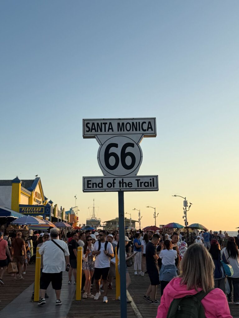 Il cartello Santa Monica 66 End of the Trail sul molo