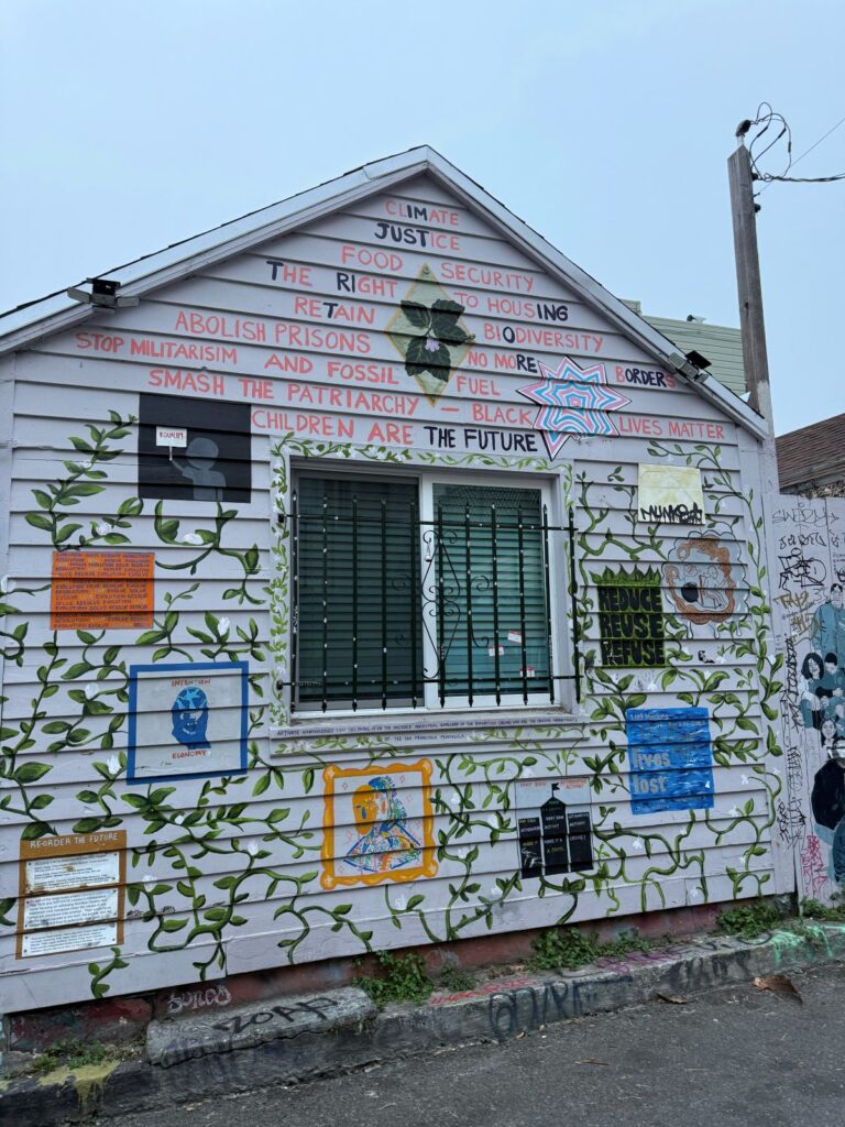 Una casa completamente dipinta con murales e scritte nel Mission District