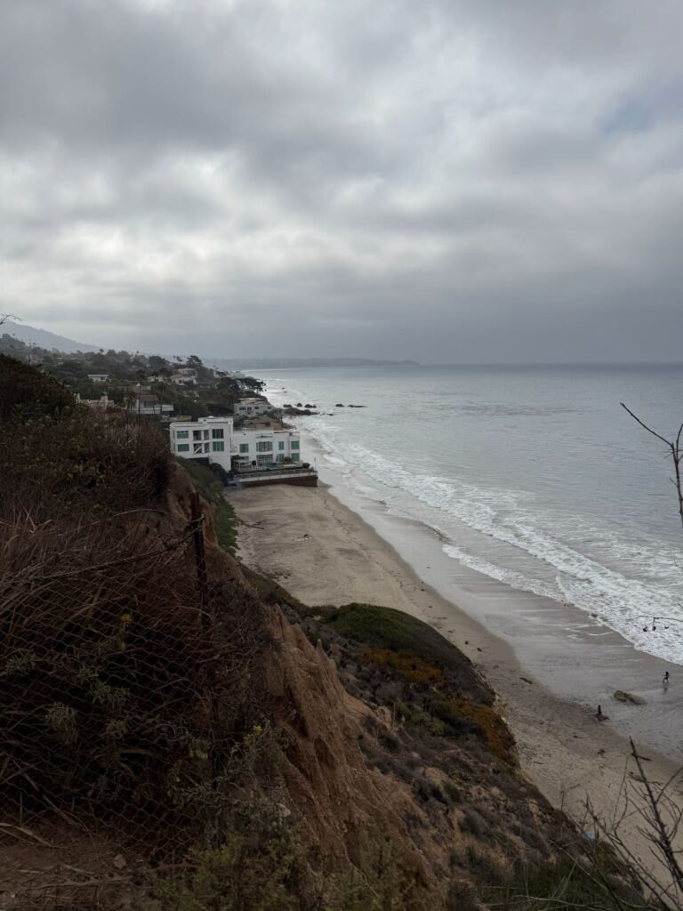 Le case costruite direttamente sulla spiaggia lungo la costa di Malibu