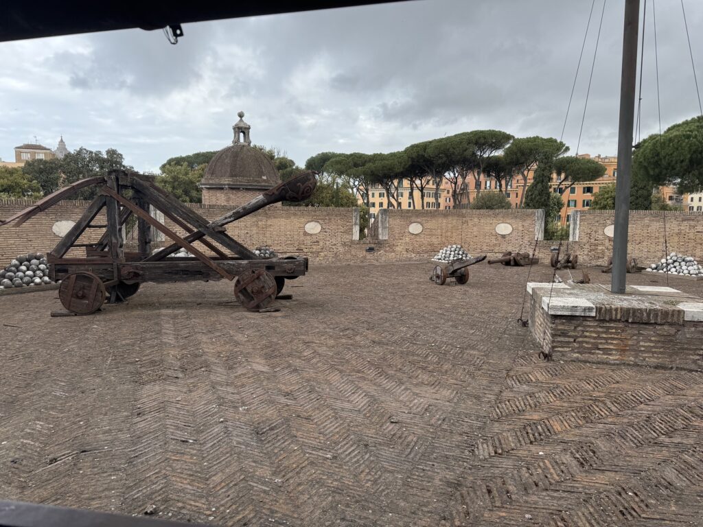 Catapulta medievale ricostruita sulla terrazza di Castel Sant'Angelo