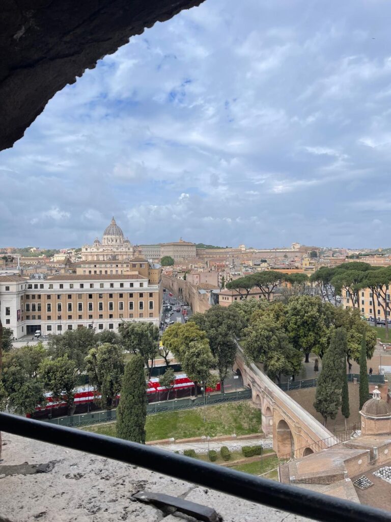 Cortile d'ingresso di Castel Sant'Angelo con visitatori e statua