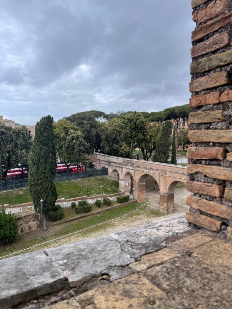Vista dall'alto sui giardini e sul ponte accanto a Castel Sant'Angelo