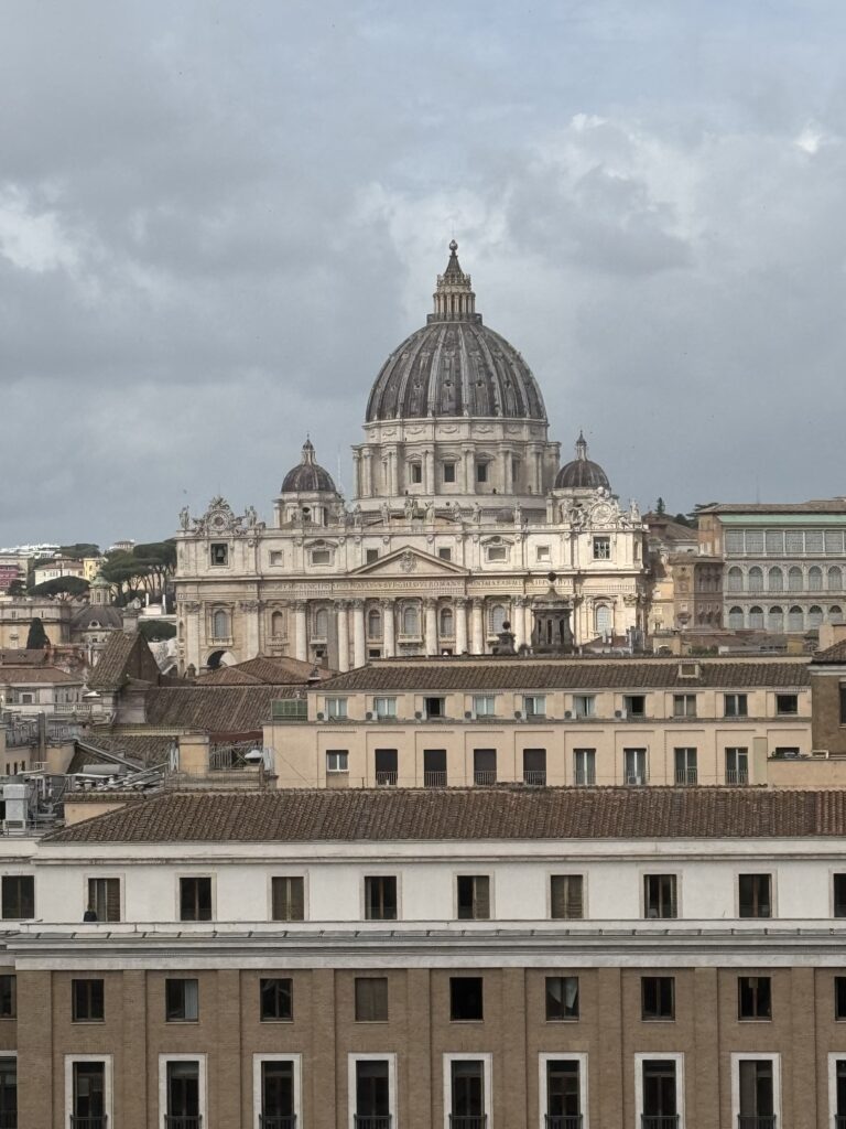 Cortile e loggia di Castel Sant'Angelo con visitatori