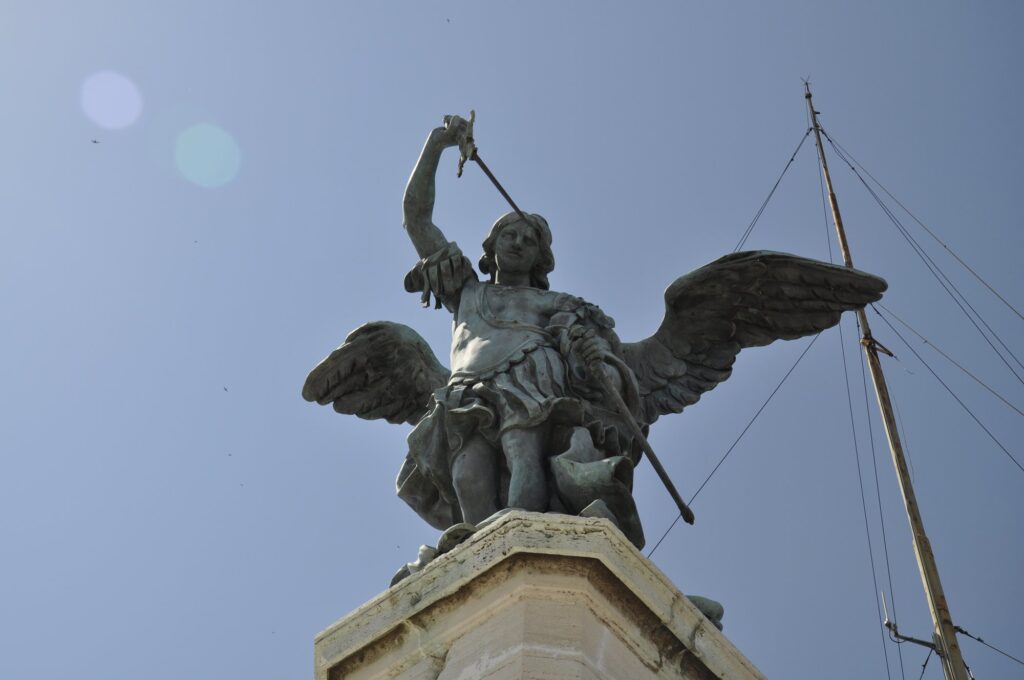 La statua in bronzo dell'Arcangelo Michele sulla sommita di Castel Sant'Angelo