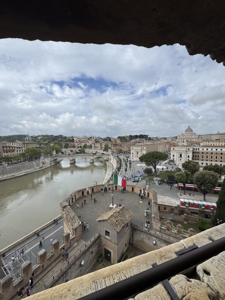 Il Tevere visto attraverso un arco delle mura di Castel Sant'Angelo
