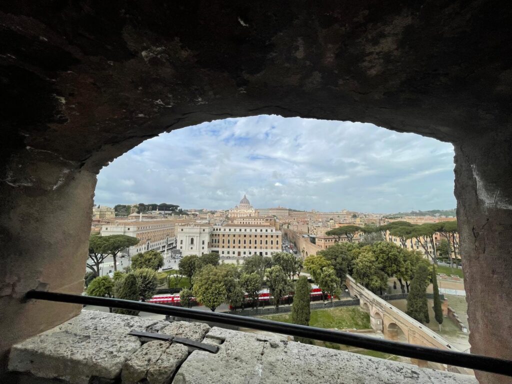 La cupola di San Pietro incorniciata dalla merlatura di Castel Sant'Angelo
