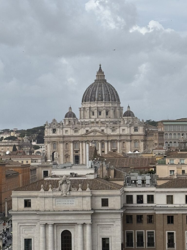 Vista della Basilica di San Pietro dalla terrazza di Castel Sant'Angelo