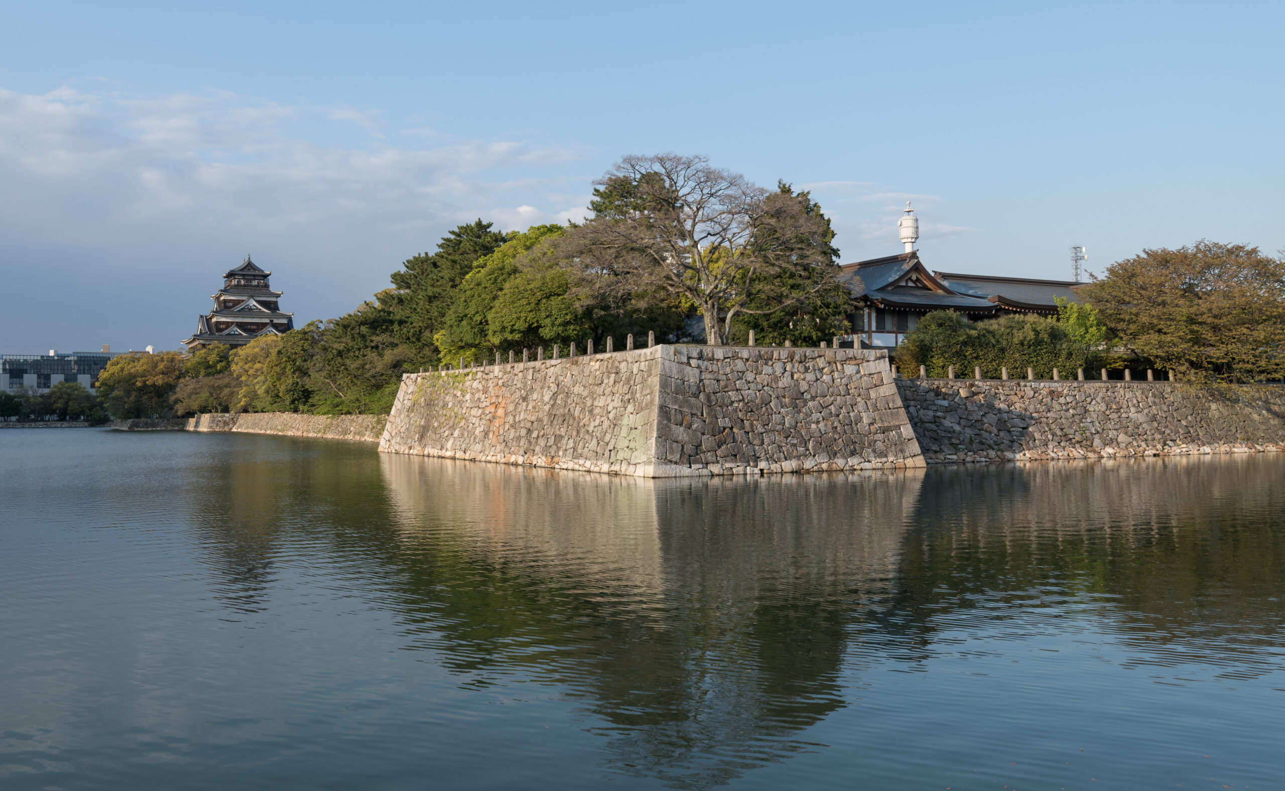Il Castello di Hiroshima, ricostruito su terreno pianeggiante