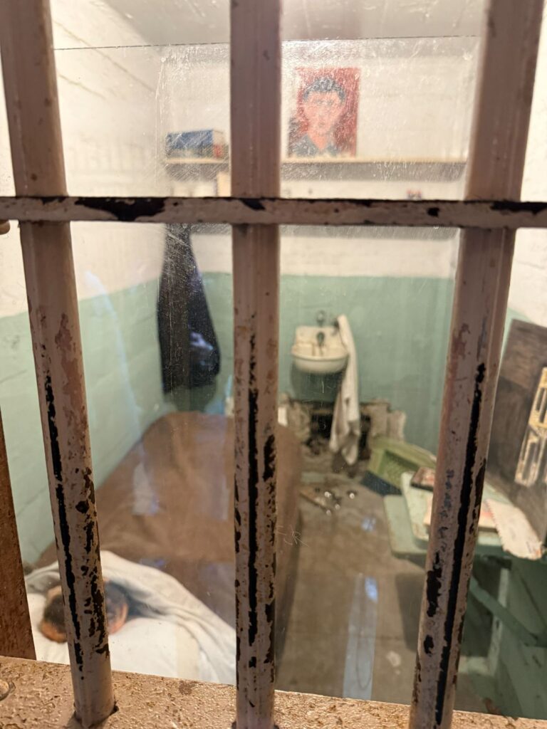 L interno di una cella di Alcatraz con branda, lavandino e oggetti personali