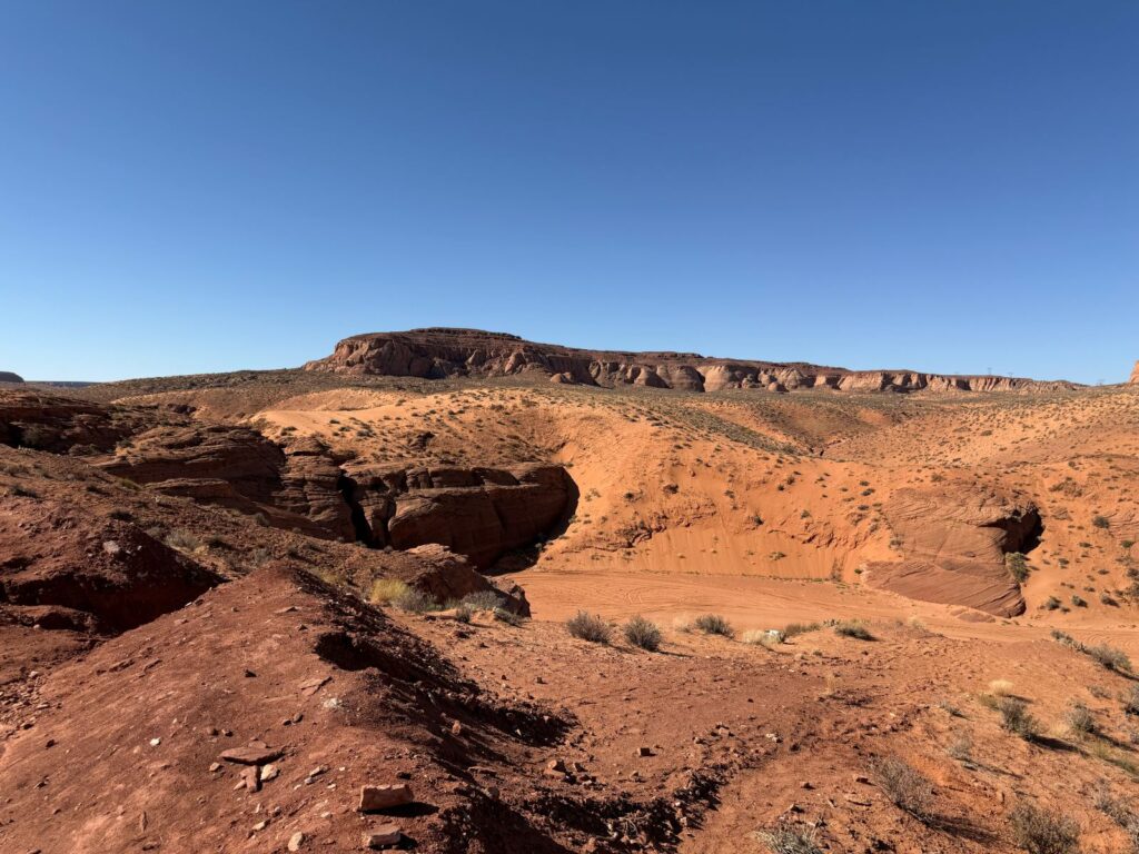 Il paesaggio desertico rosso attorno alla cittu{E0} di Page in Arizona