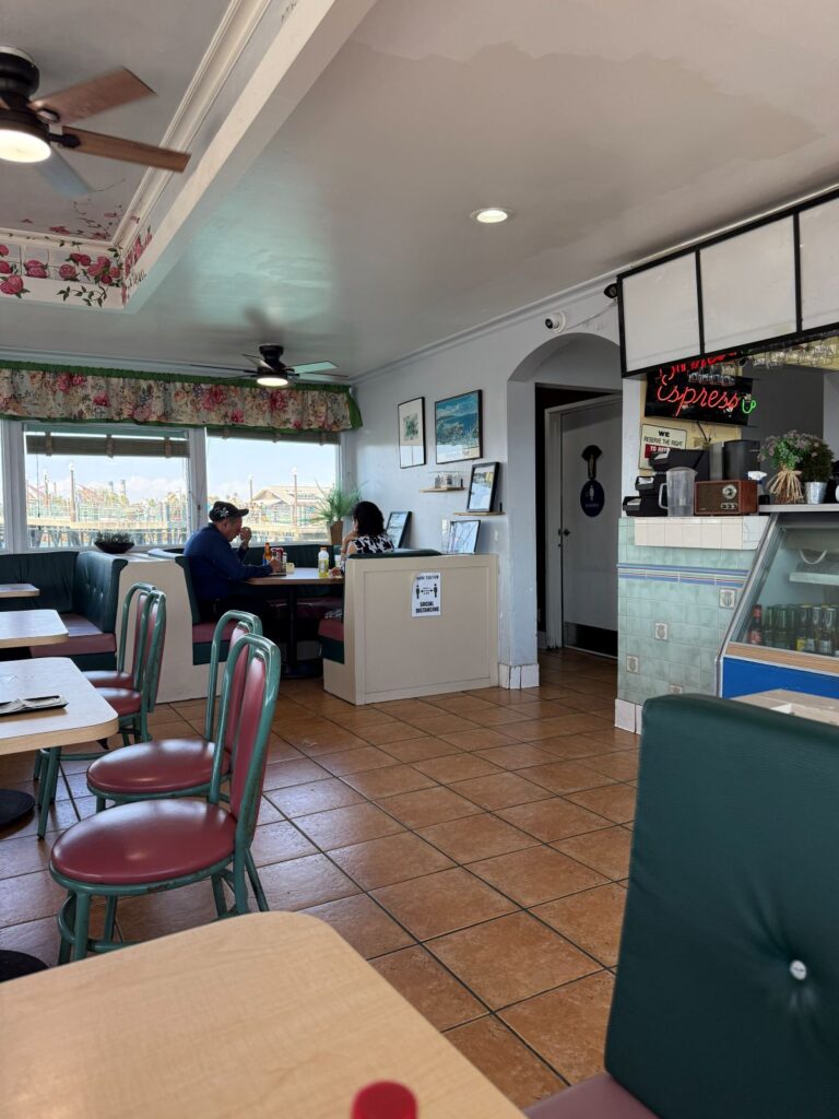 L interno di un diner americano con separu{E9} verdi e tavoli in formica
