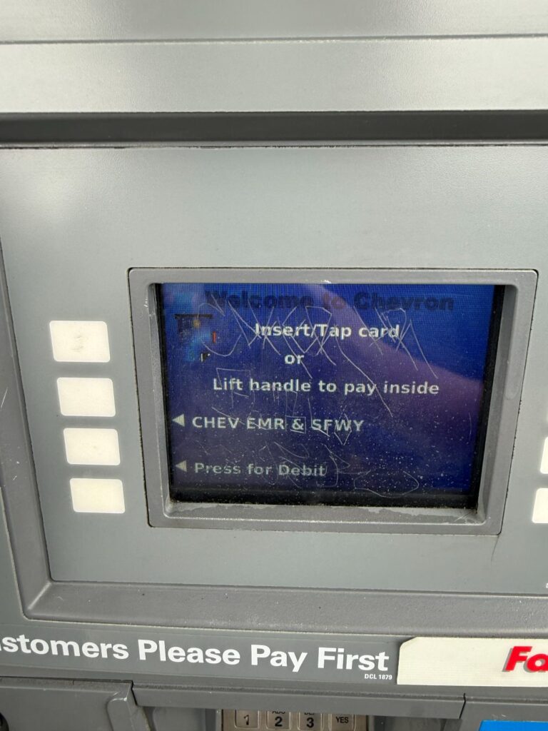 Lo schermo di una colonnina self-service a un distributore californiano