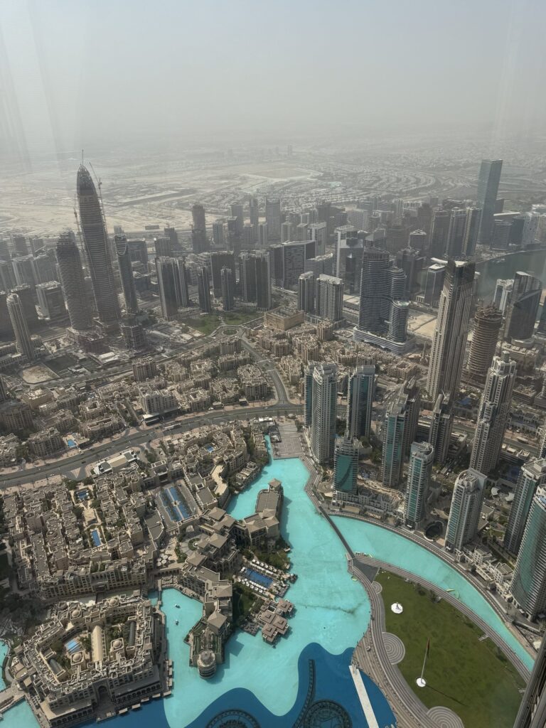 Vista aerea su Downtown Dubai e sul deserto circostante dall'osservatorio del Burj Khalifa
