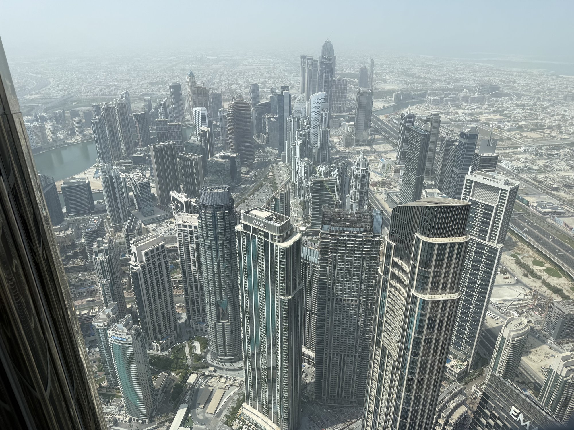Vista aerea di Downtown Dubai con le piscine turchesi dell'Address Fountain Views, vista dall'osservatorio del Burj Khalifa