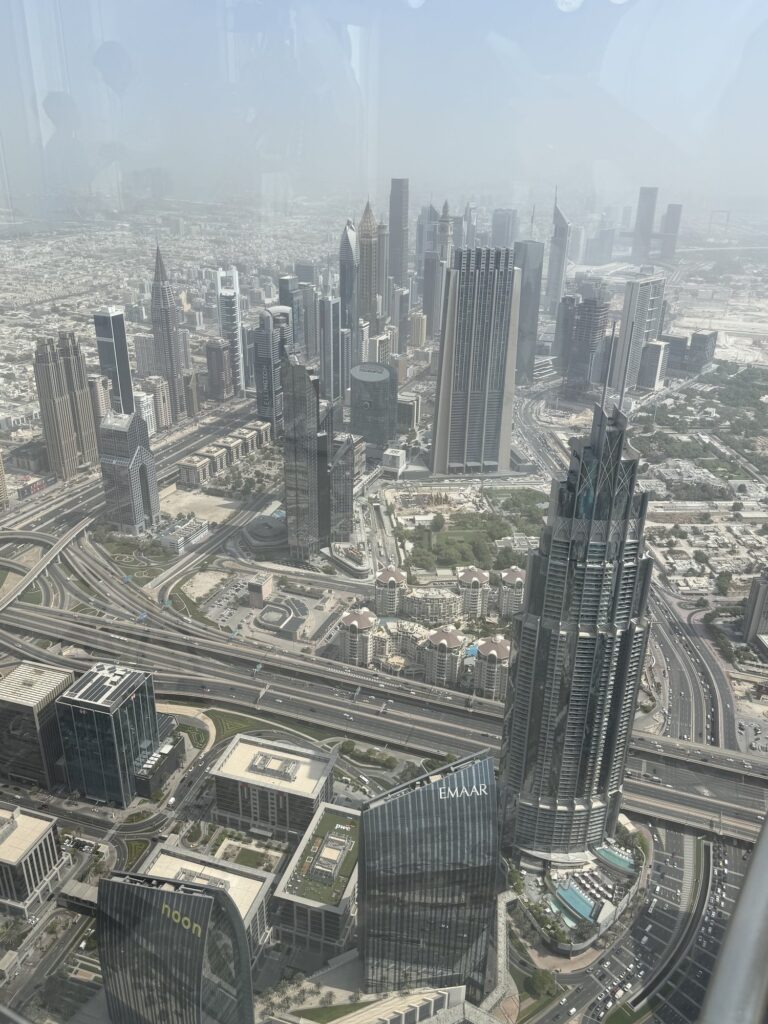 Vista aerea dall'osservatorio del Burj Khalifa sull'edificio Emaar Square e Downtown Dubai