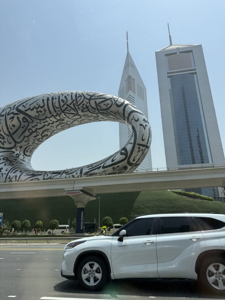 Il Museum of the Future, l'edificio a forma di anello con calligrafia araba lungo Sheikh Zayed Road a Dubai