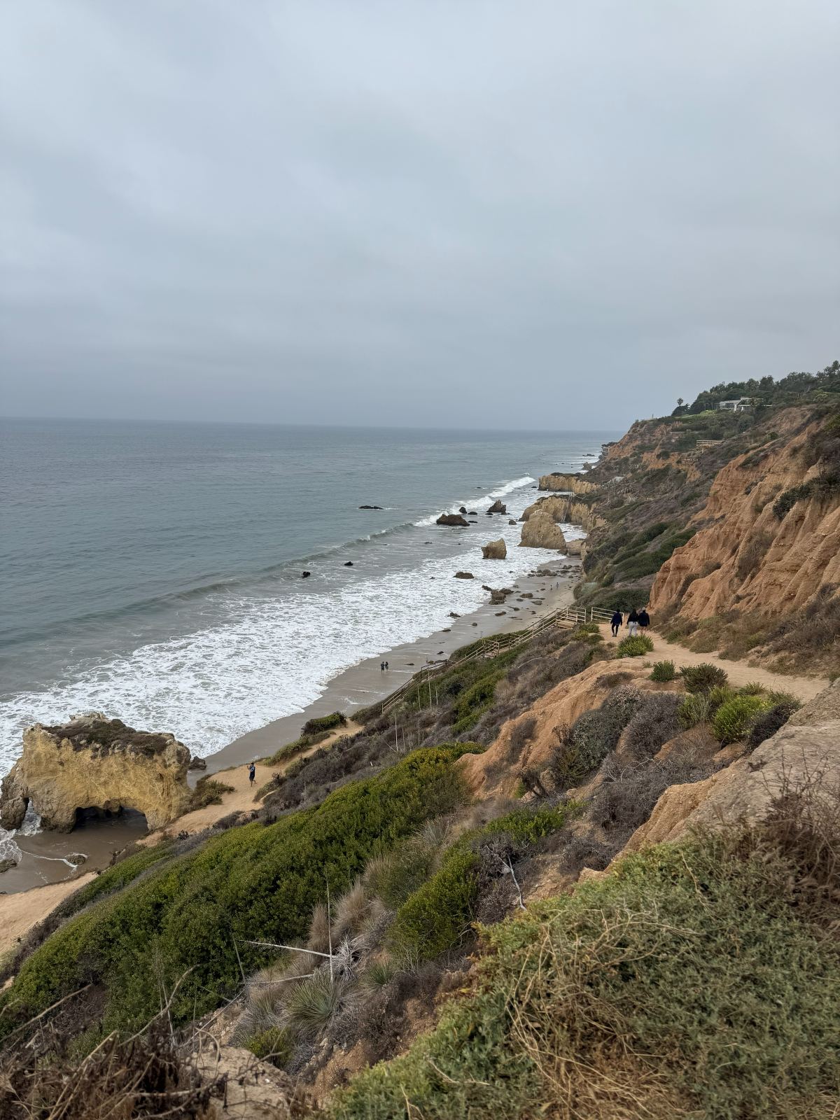 La scogliera e le rocce di El Matador State Beach a Malibu