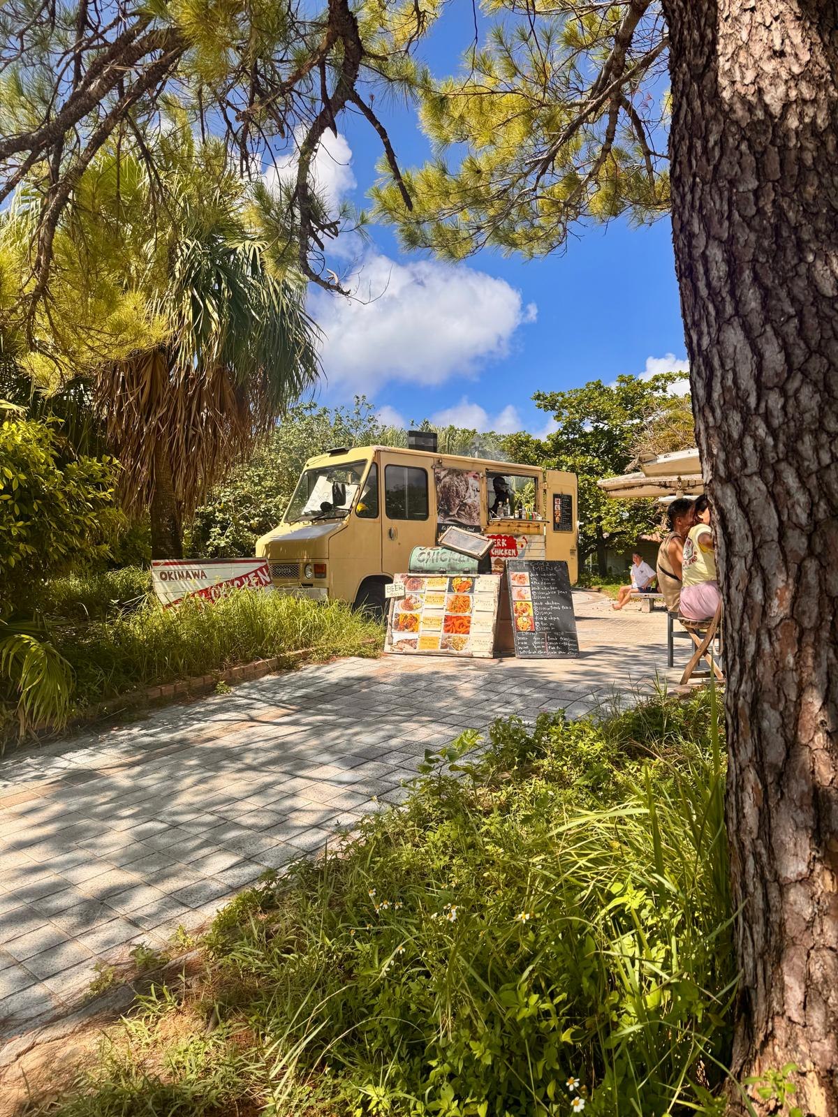 Food truck che vende pollo fritto stile Okinawa