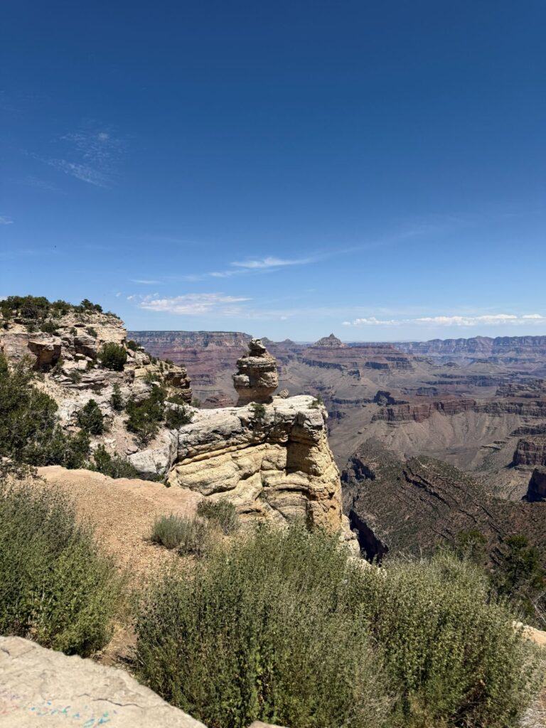 Uno sperone di roccia chiara sul bordo del Grand Canyon