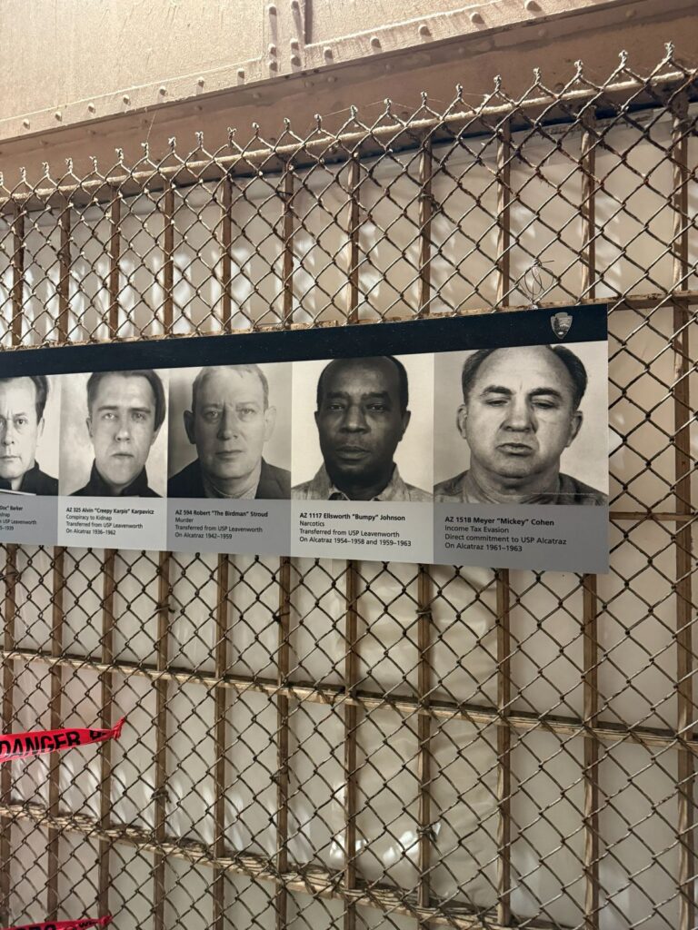 Pannello con le foto segnaletiche dei detenuti piu{F9} famosi di Alcatraz