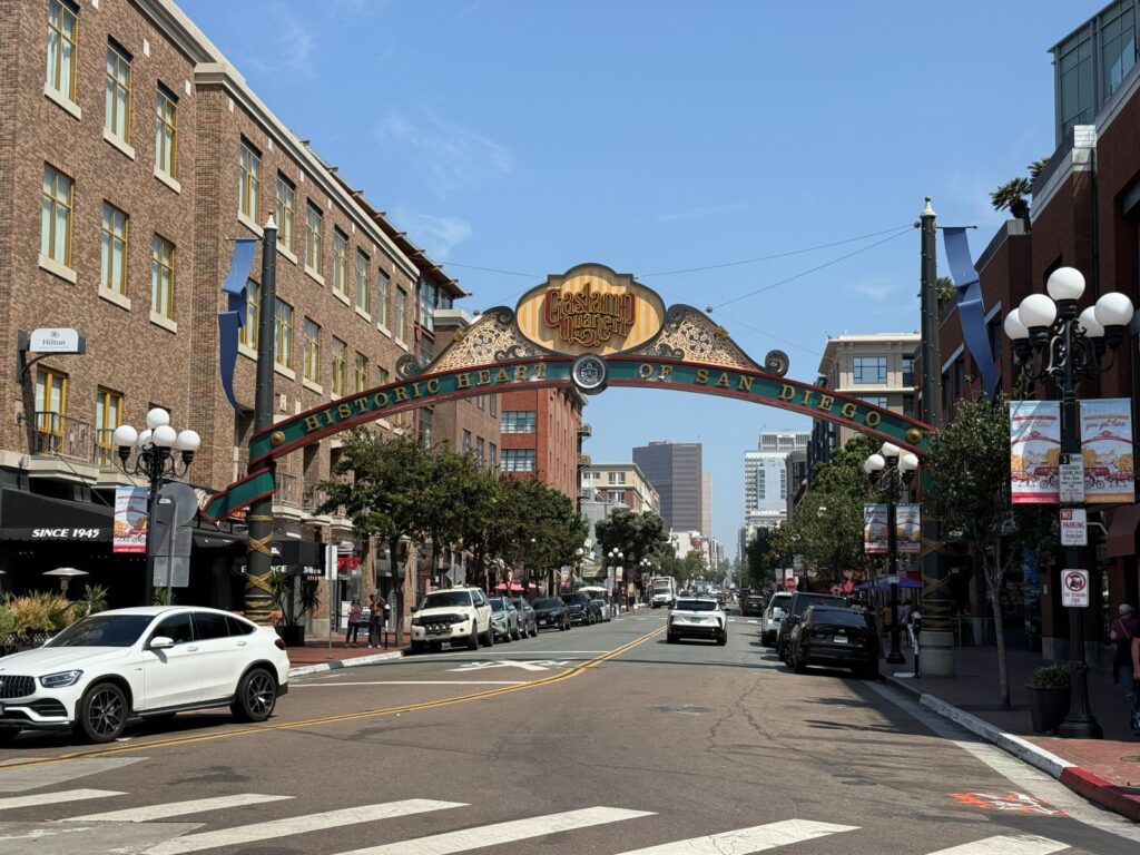 L arco d ingresso del Gaslamp Quarter a San Diego
