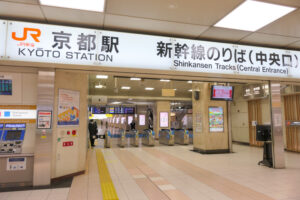 Come Arrivare a Kyoto: Treni, Aeroporto e Shinkansen