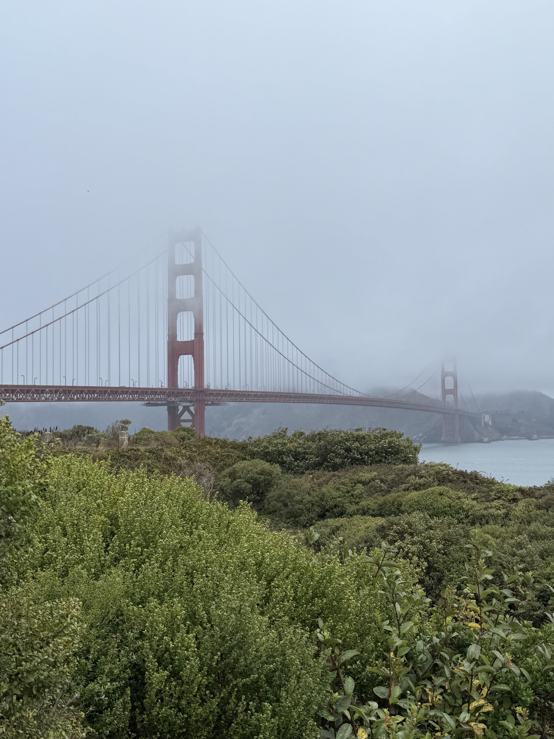 Golden Gate Bridge avvolto dalla nebbia in pieno giorno