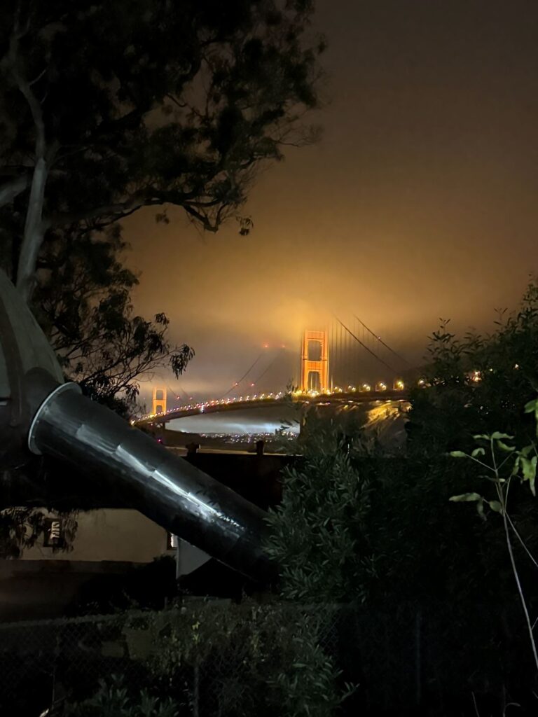Il Golden Gate Bridge illuminato nella nebbia notturna