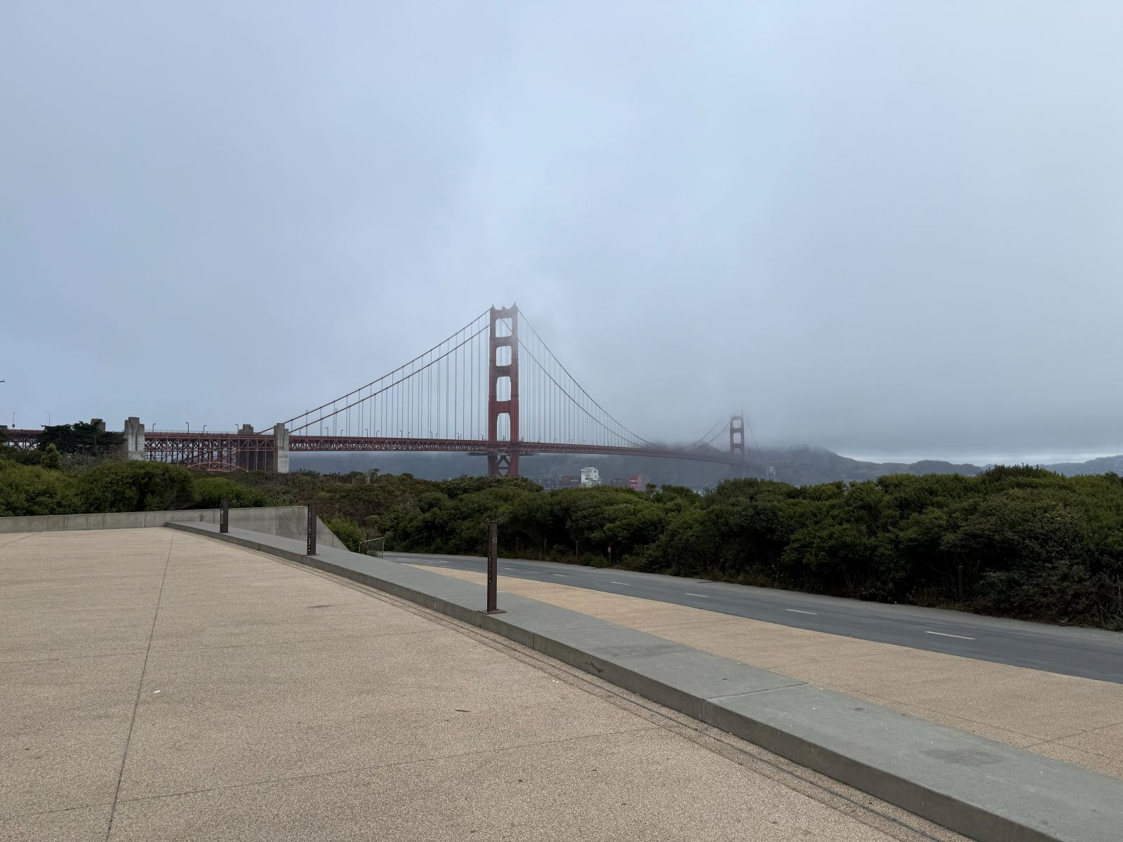 Il Golden Gate Bridge di San Francisco con la nebbia sulle torri