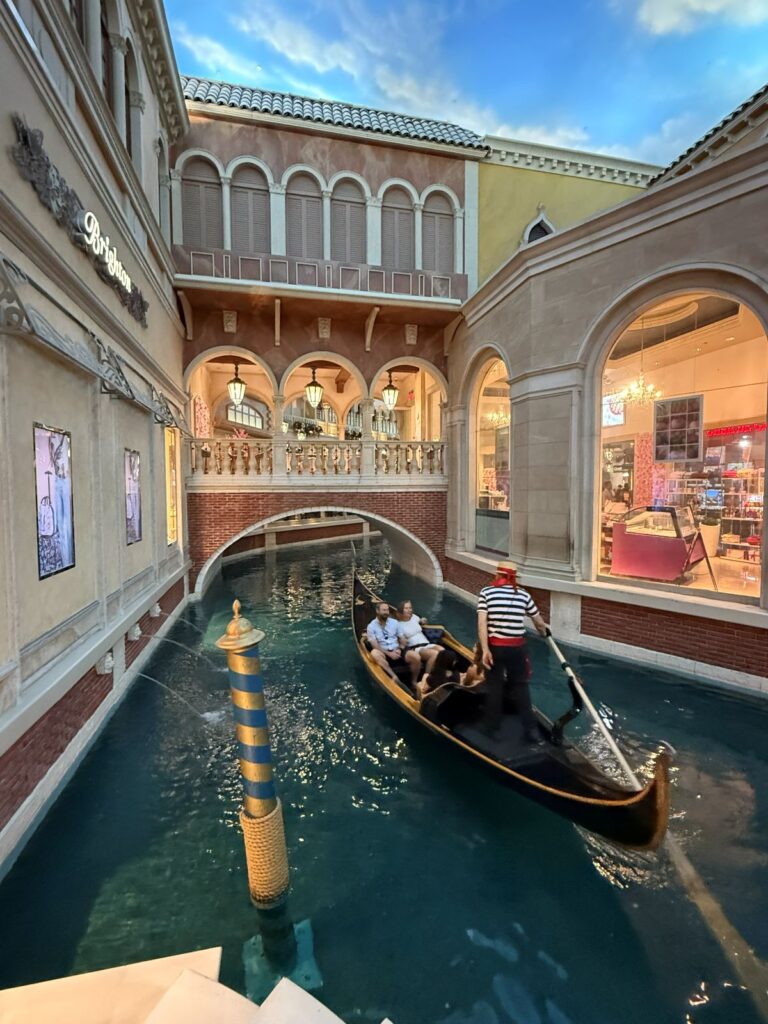 Una gondola con il gondoliere nel canale interno dei Grand Canal Shoppes