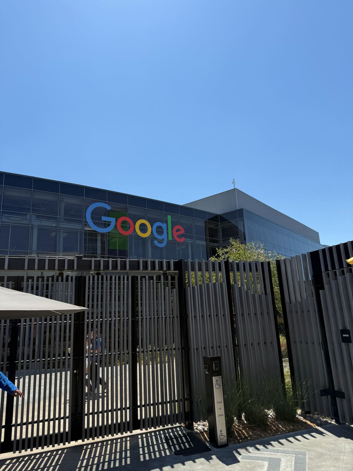 L edificio con il logo Google nel campus di Mountain View