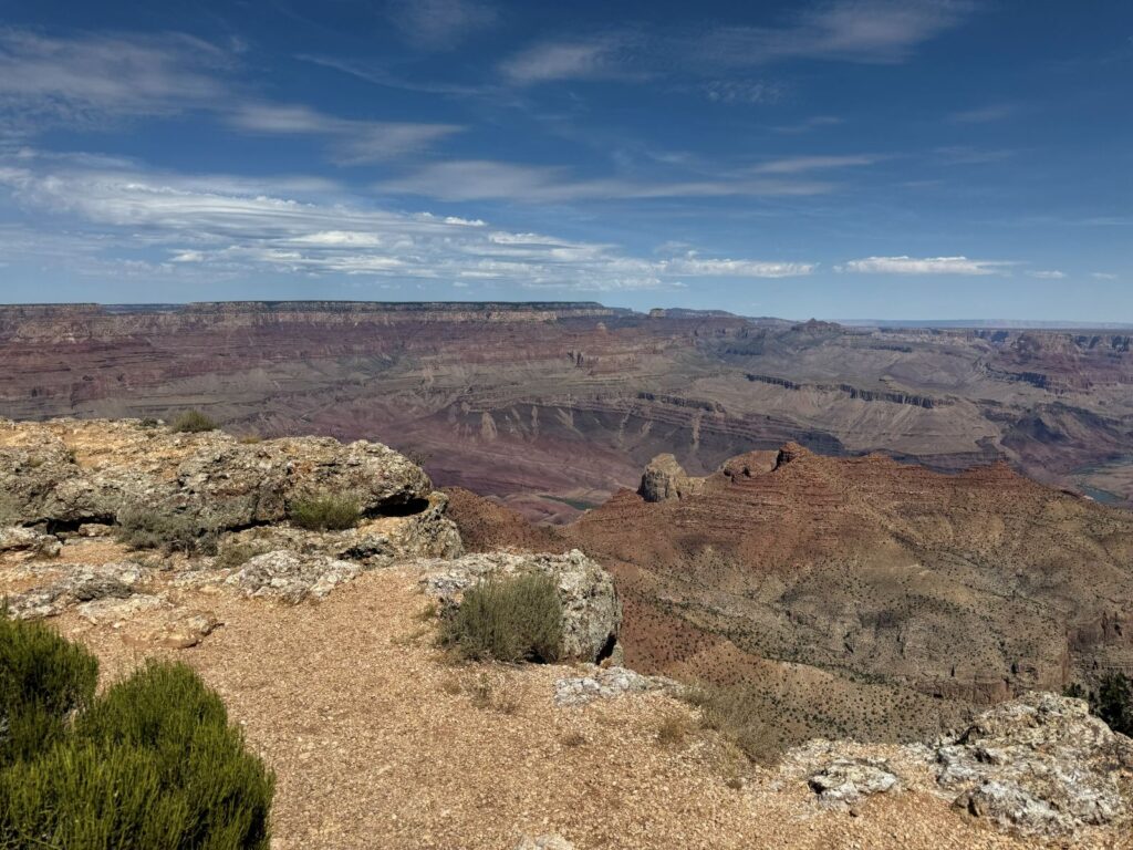 Le mesa piatte e i grandi speroni di roccia del Grand Canyon