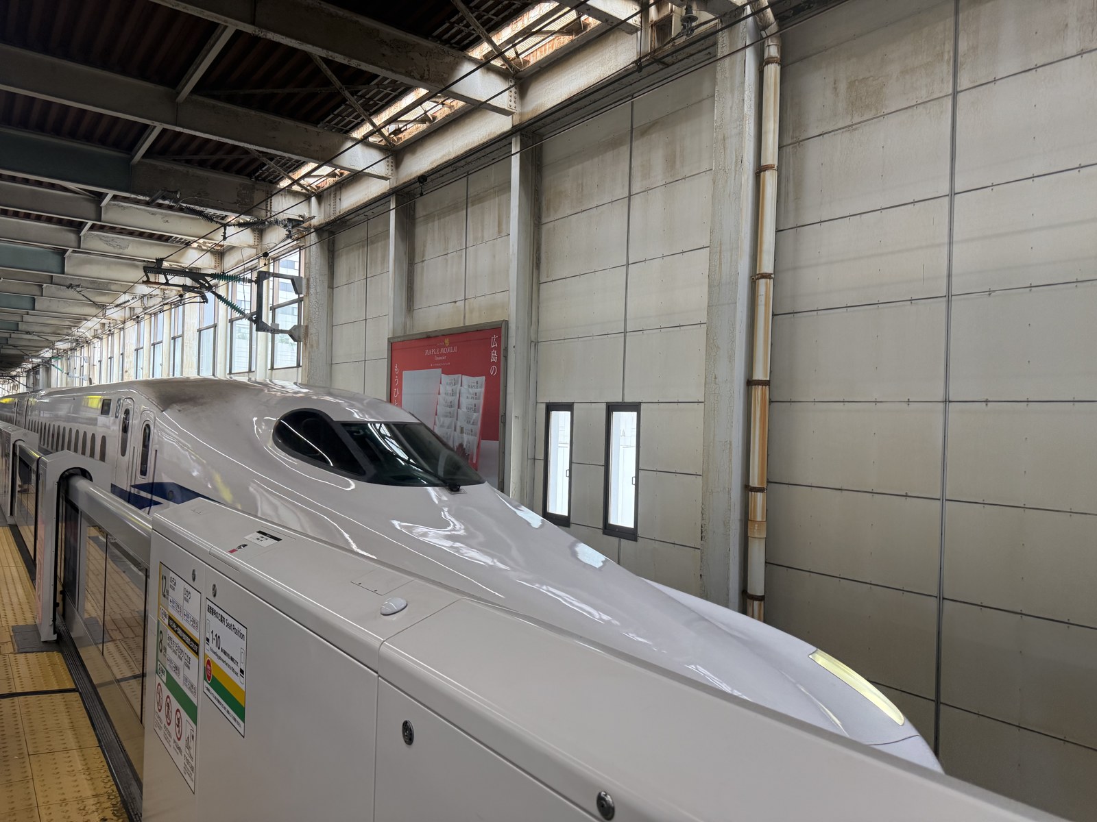Shinkansen fermo al binario in una stazione giapponese