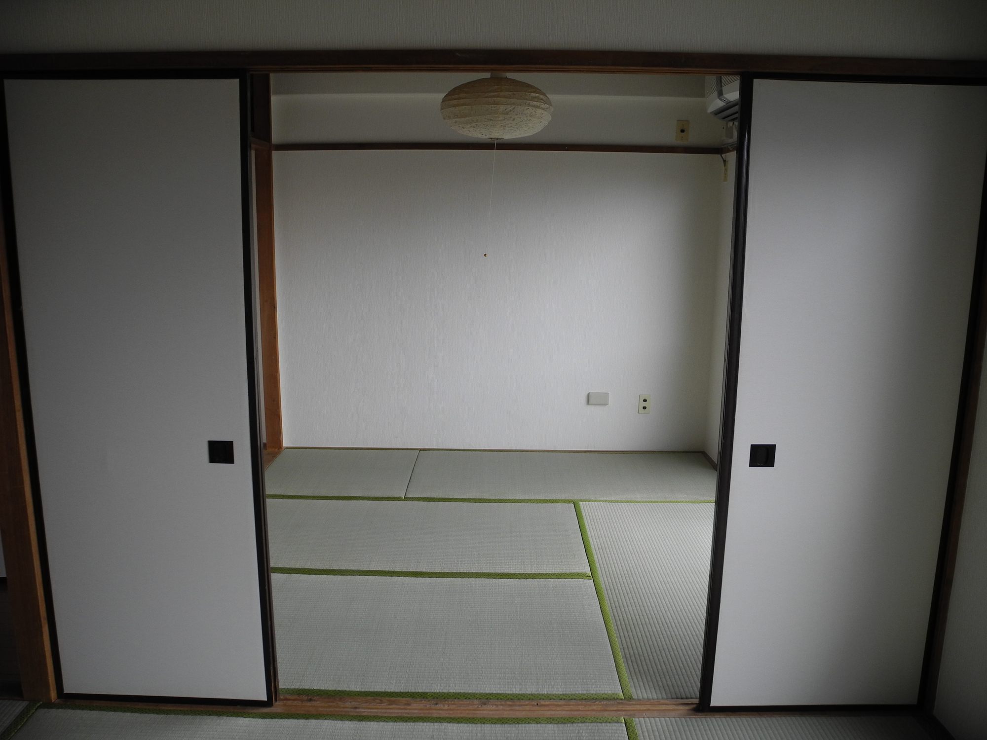 Stanza vuota con tatami in un appartamento di Tokyo